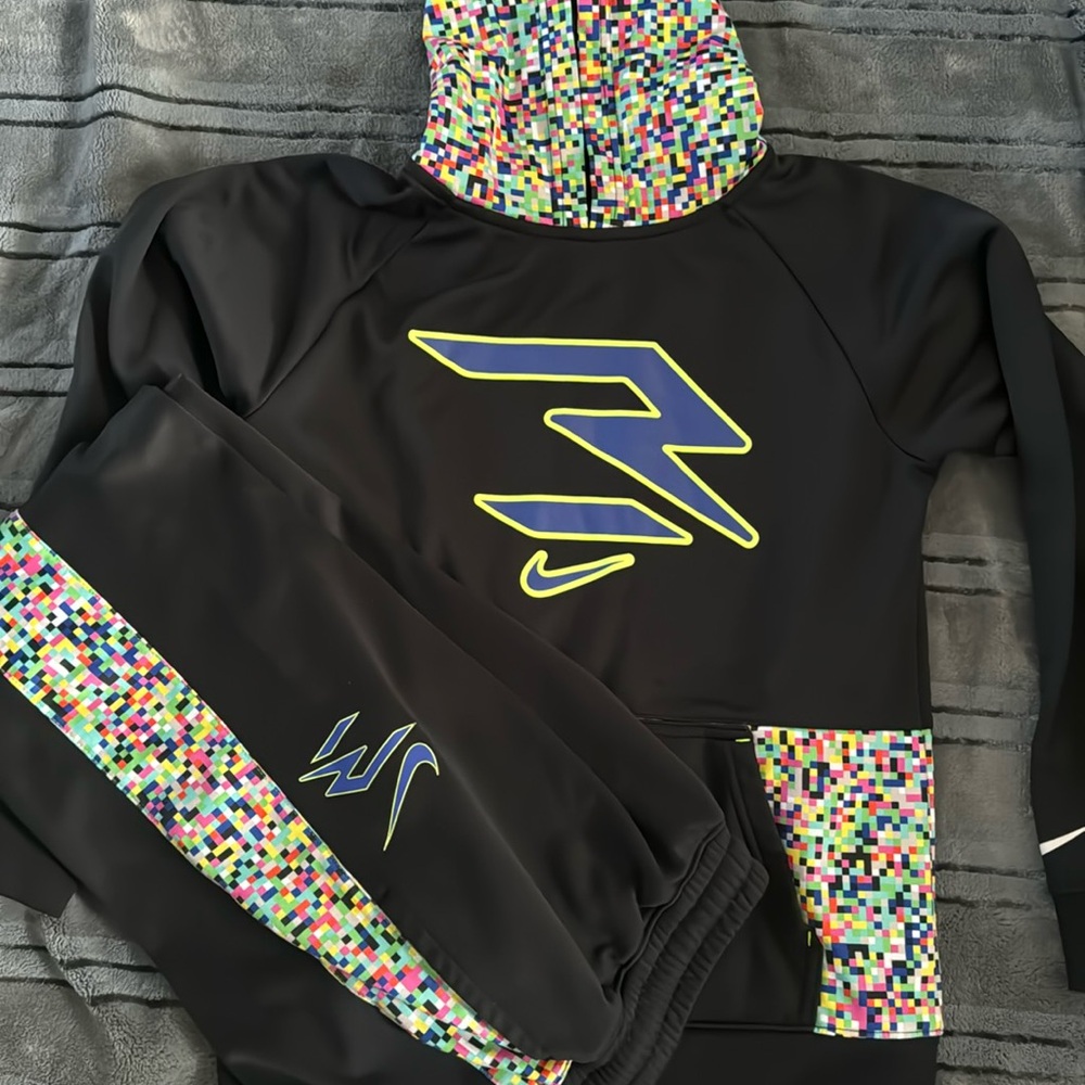 Nike sweatsuit black/multicolored kids large